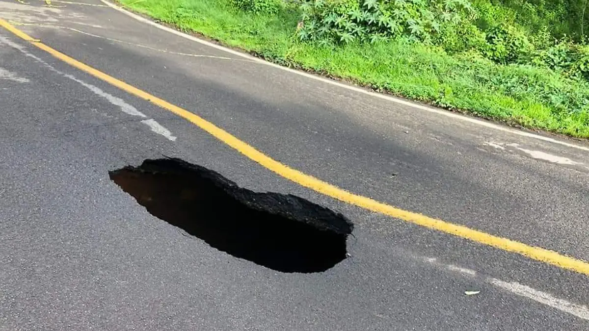 Socavón carretera Mazamitla